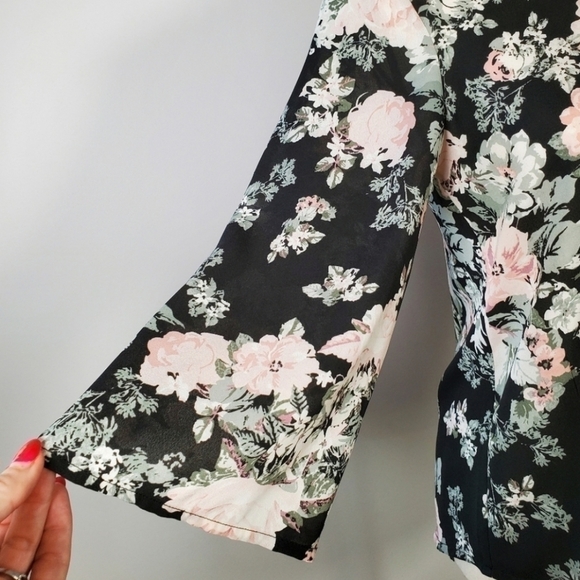 Lily White Black Pink Floral Strappy Criss Cross Back Bell Sleeve Blouse Top XS - Picture 5 of 8